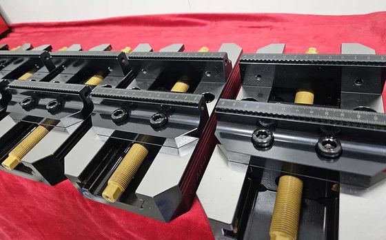 3 अक्ष 4 अक्ष 5 अक्ष सीएनसी मशीनिंग टूल्स के लिए स्टील सामग्री परिशुद्धता स्व-केंद्रित वाइस